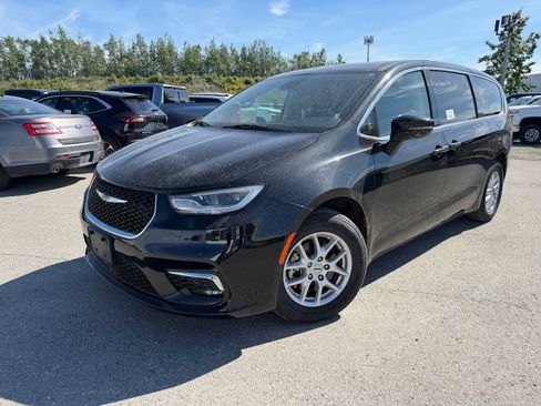 Used 2023 Chrysler Pacifica Touring-L FWD image 1