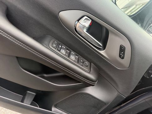 New 2027 Chrysler Pacifica Limited FWD image 6