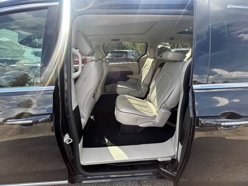 Used 2019 Chrysler Pacifica Limited FWD image 7