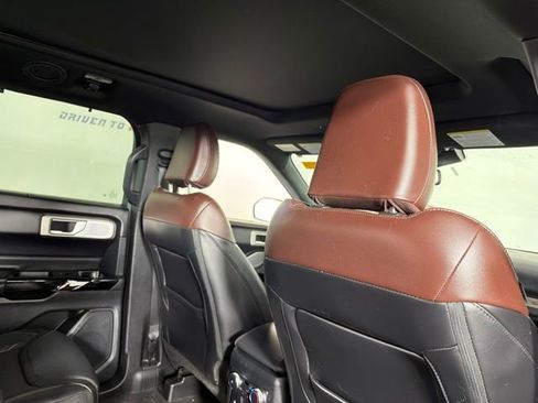 Used 2021 Ford Explorer Platinum w/ Premium Technology Package RWD image 19