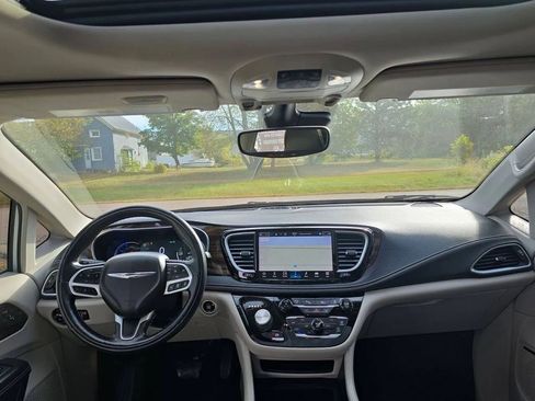 Used 2022 Chrysler Pacifica Limited FWD image 22