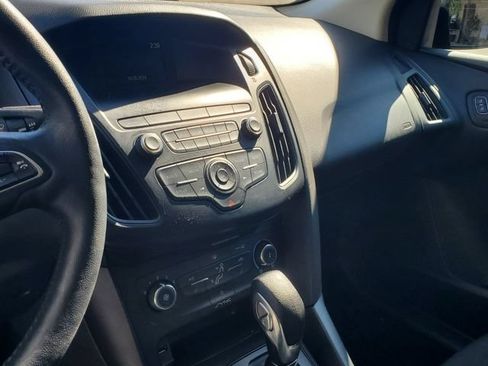 Used 2018 Ford Focus SE w/ Cold Weather Package FWD image 17