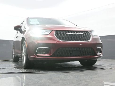 Used 2023 Chrysler Pacifica Touring-L AWD/4WD image 57