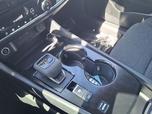 Used 2022 Nissan Rogue SV FWD image 16