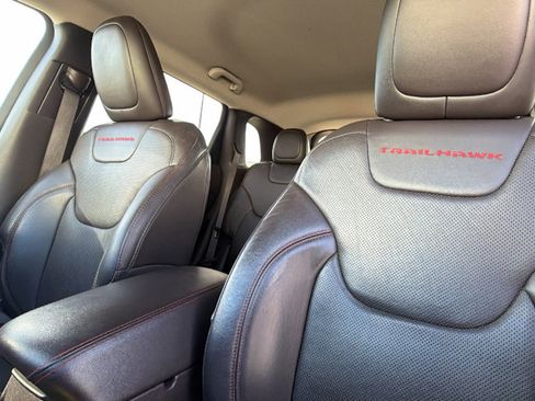 Used 2017 Jeep Cherokee Trailhawk image 11