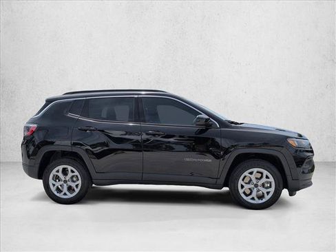 Used 2025 Jeep Compass Latitude AWD/4WD image 6