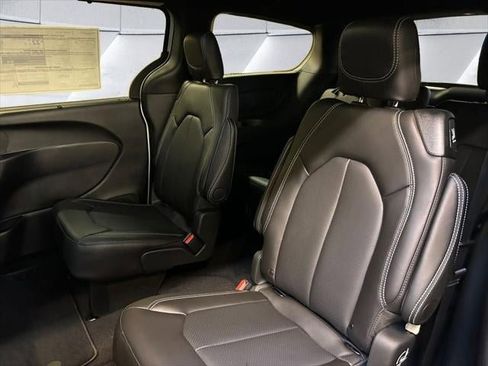 New 2026 Chrysler Pacifica Select image 30