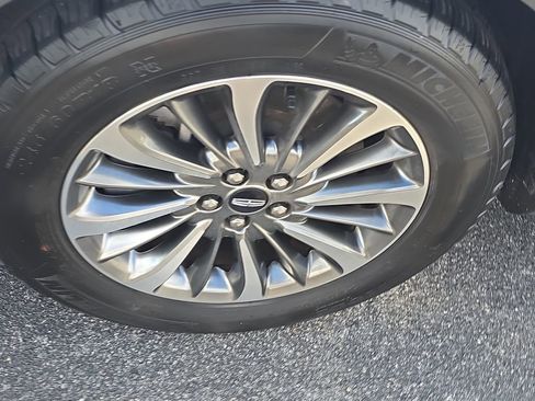 Used 2023 Lincoln Nautilus AWD w/ Premium Package image 6