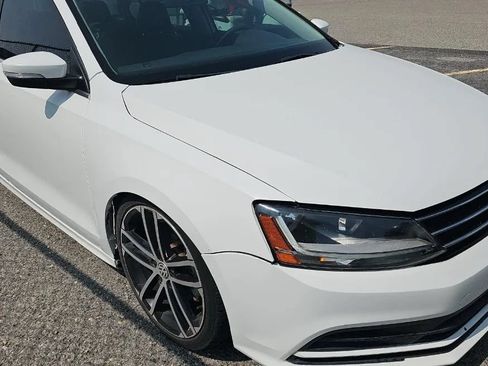 Used 2017 Volkswagen Jetta SE FWD image 2