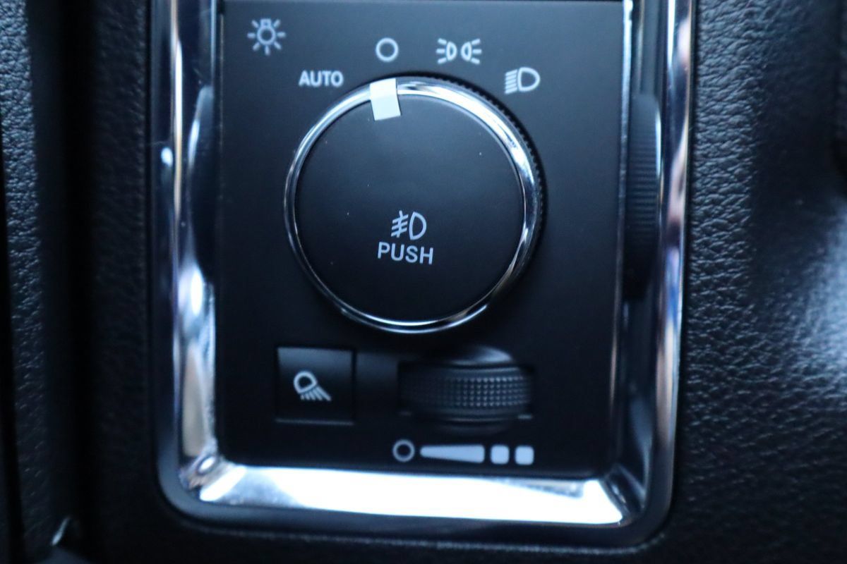 Used 2018 RAM 1500 Laramie w/ Convenience Group AWD/4WD image 28