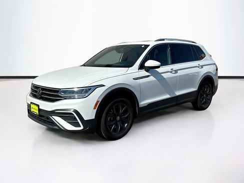 Certified 2024 Volkswagen Tiguan SE w/ Panoramic Sunroof Package AWD/4WD image 1