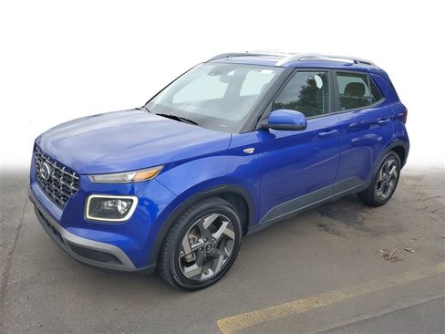 Used 2023 Hyundai Venue Limited image 2