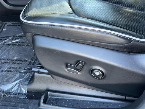 Used 2025 Chrysler Pacifica Limited FWD image 28
