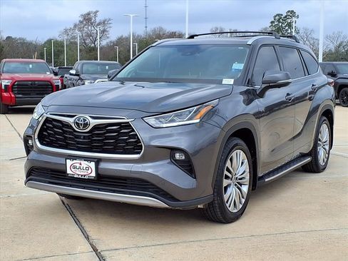 Used 2024 Toyota Highlander Platinum image 3