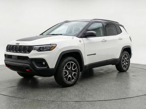 Used 2025 Jeep Compass Trailhawk image 3