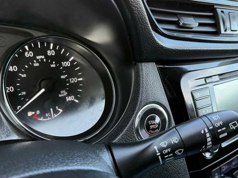 Used 2018 Nissan Rogue SV image 17