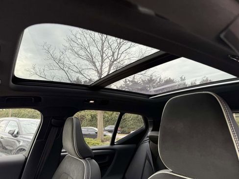 Used 2022 Volvo XC40 P8 Recharge Ultimate image 22