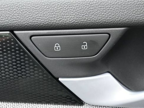 Used 2025 Volkswagen Tiguan S AWD/4WD image 13