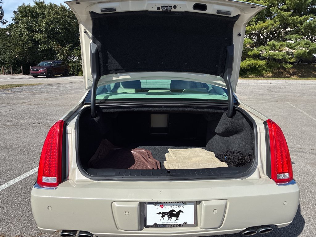 Used 2011 Cadillac DTS Luxury FWD image 22