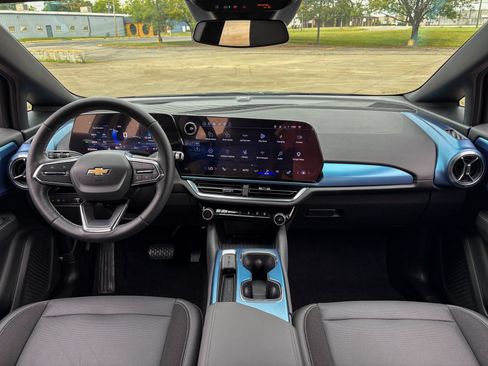 Used 2024 Chevrolet Equinox EV LT FWD image 2