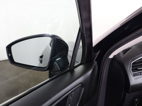 Used 2022 Volkswagen Tiguan SE w/ Panoramic Sunroof Package image 34