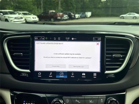 Used 2023 Chrysler Pacifica Touring-L FWD image 20