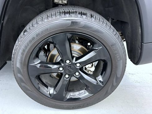Used 2023 Jeep Grand Cherokee Limited w/ Black Appearance Package AWD/4WD image 23