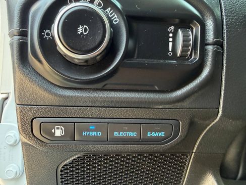 Used 2025 Jeep Wrangler Unlimited Sahara AWD/4WD image 35