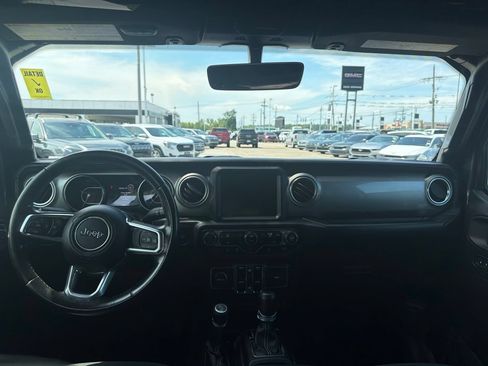 Used 2018 Jeep Wrangler Unlimited Sahara AWD/4WD image 9