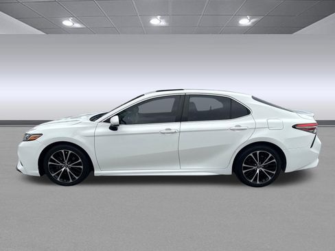 Used 2018 Toyota Camry SE w/ Moonroof Package FWD image 6