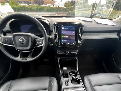 Used 2025 Volvo XC40 B5 Core w/ Protection Package Premier image 17