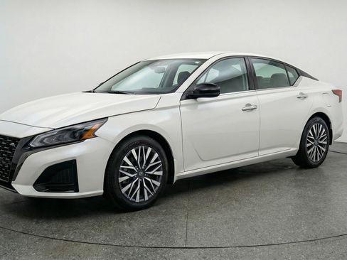 Used 2025 Nissan Altima 2.5 SV FWD image 3