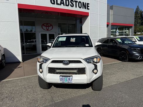 Used 2017 Toyota 4Runner SR5 AWD/4WD image 10