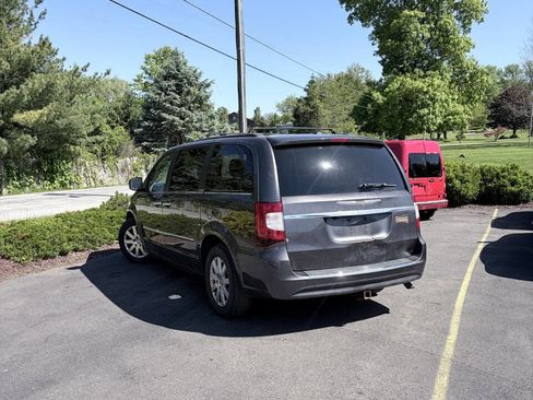 Used 2016 Chrysler Town & Country Touring w/ Driver Convenience Group FWD image 4