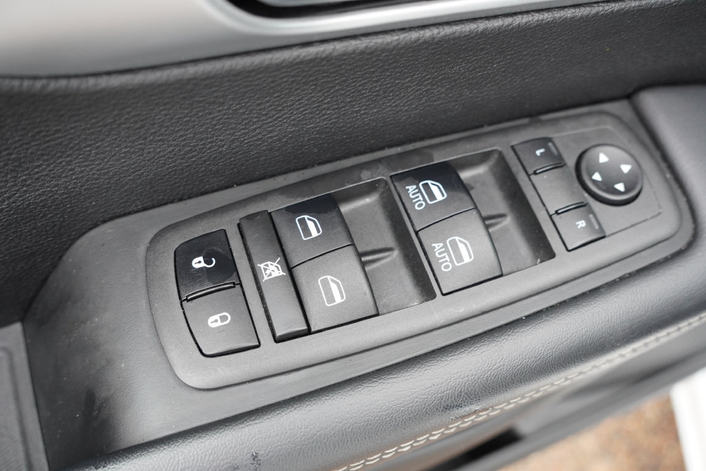 Used 2024 Chrysler Pacifica Limited FWD image 26