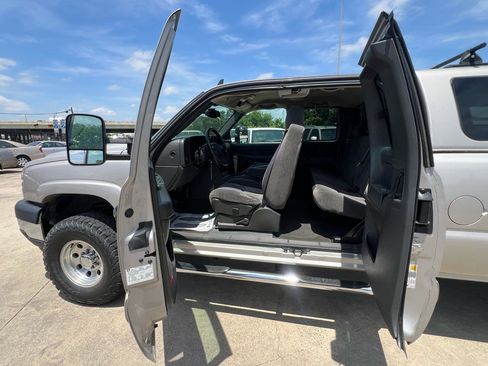 Used 2006 Chevrolet Silverado 2500 LT w/ Heavy-Duty Power Package AWD/4WD image 41