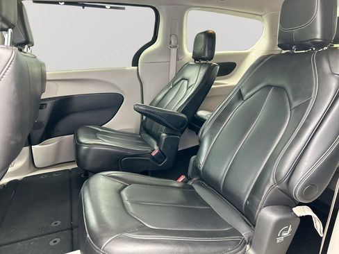 Used 2023 Chrysler Pacifica Touring-L FWD image 25