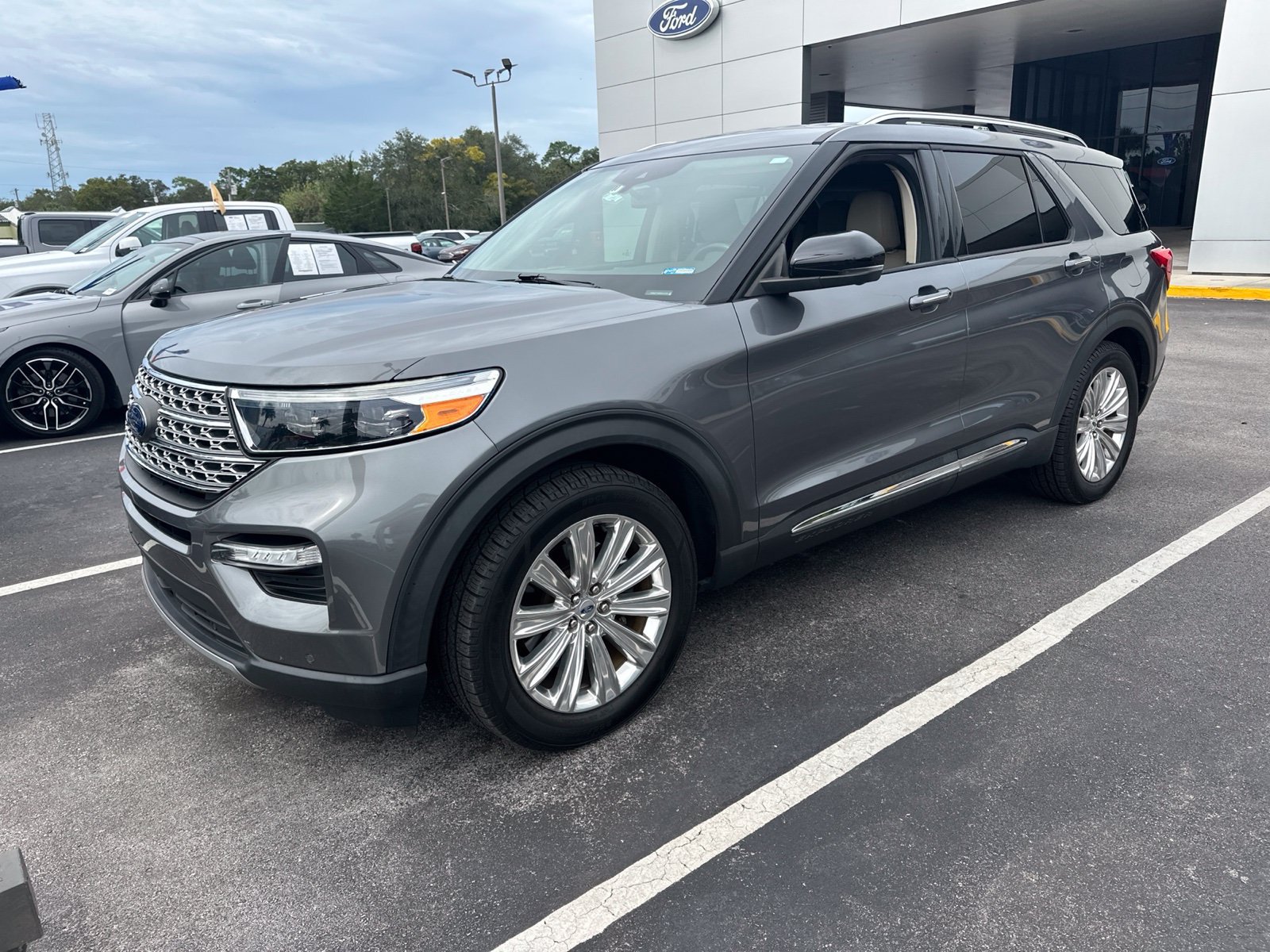 Used 2021 Ford Explorer Limited w/ Hybrid Equipment Group 310A RWD image 3