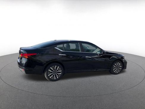 Used 2025 Nissan Altima 2.5 SV FWD image 15