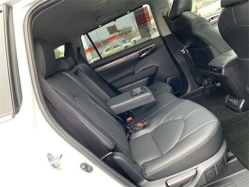 New 2026 Toyota Highlander Limited image 12
