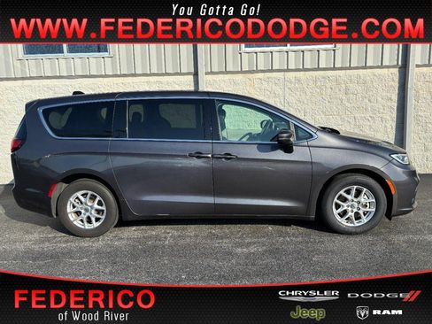 Used 2023 Chrysler Pacifica Touring-L FWD image 1