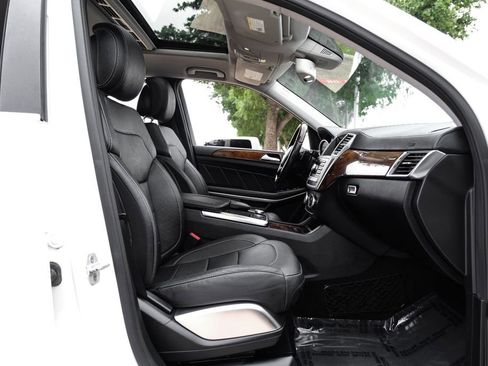 Used 2015 Mercedes-Benz GL 550 4MATIC image 33
