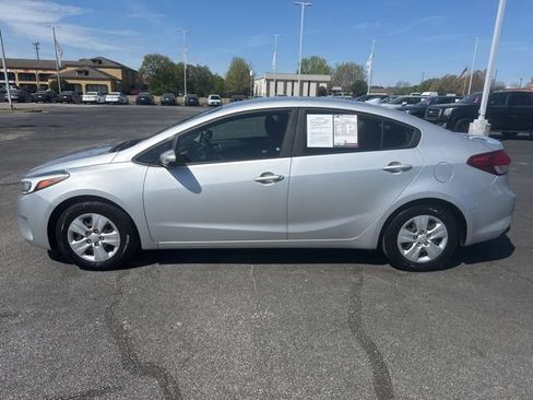 Used 2017 Kia Forte LX image 2