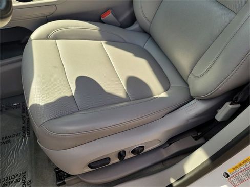 Used 2023 GMC Acadia SLT image 11