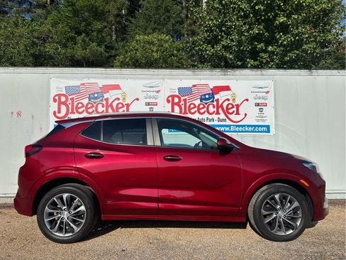 Used 2022 Buick Encore GX Select w/ Sport Touring Package FWD image 2
