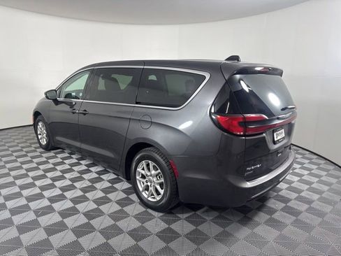 Used 2023 Chrysler Pacifica Touring-L image 5