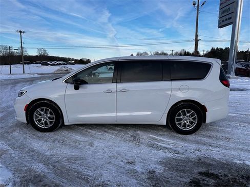 Used 2024 Chrysler Pacifica Touring-L image 2