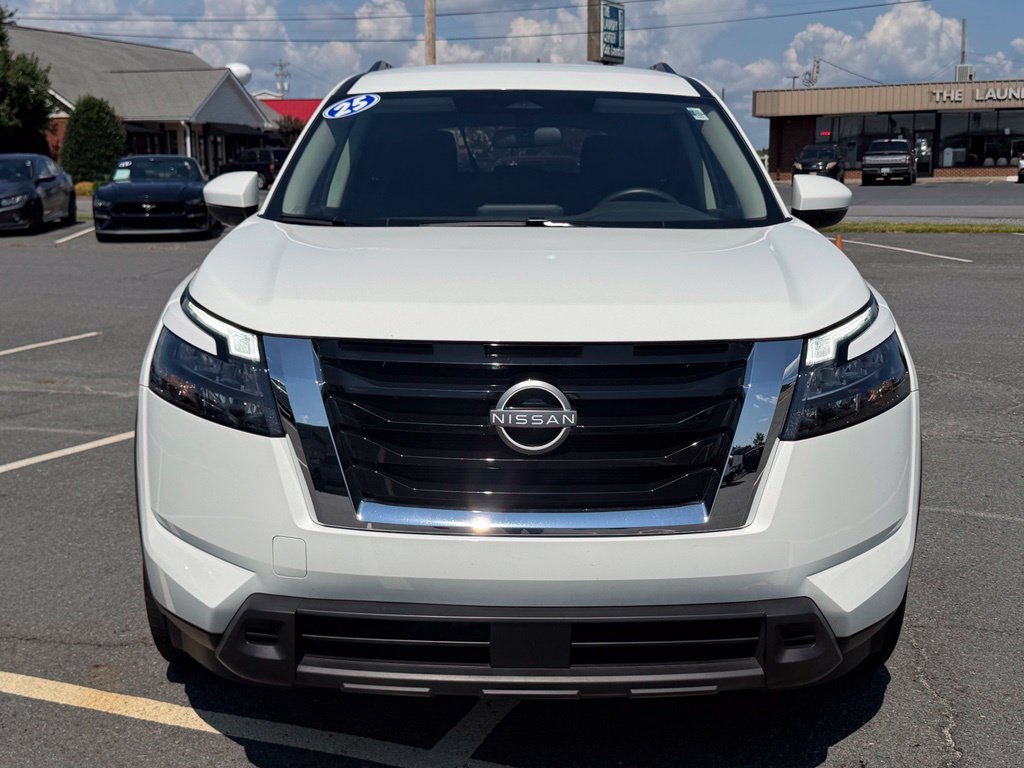 Used 2025 Nissan Pathfinder SV AWD/4WD image 10