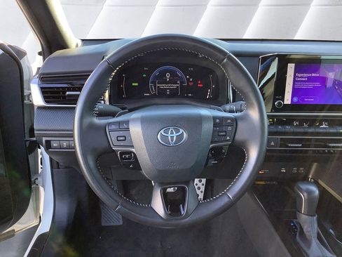Used 2025 Toyota Camry SE image 9
