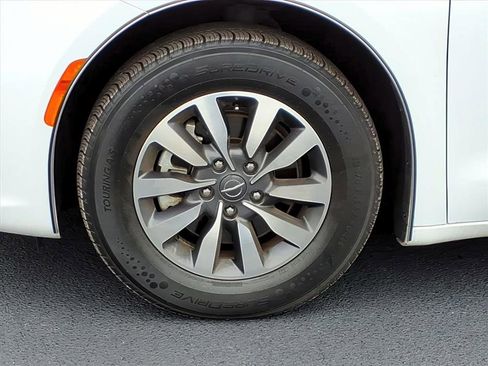 Used 2021 Chrysler Pacifica Touring-L image 9